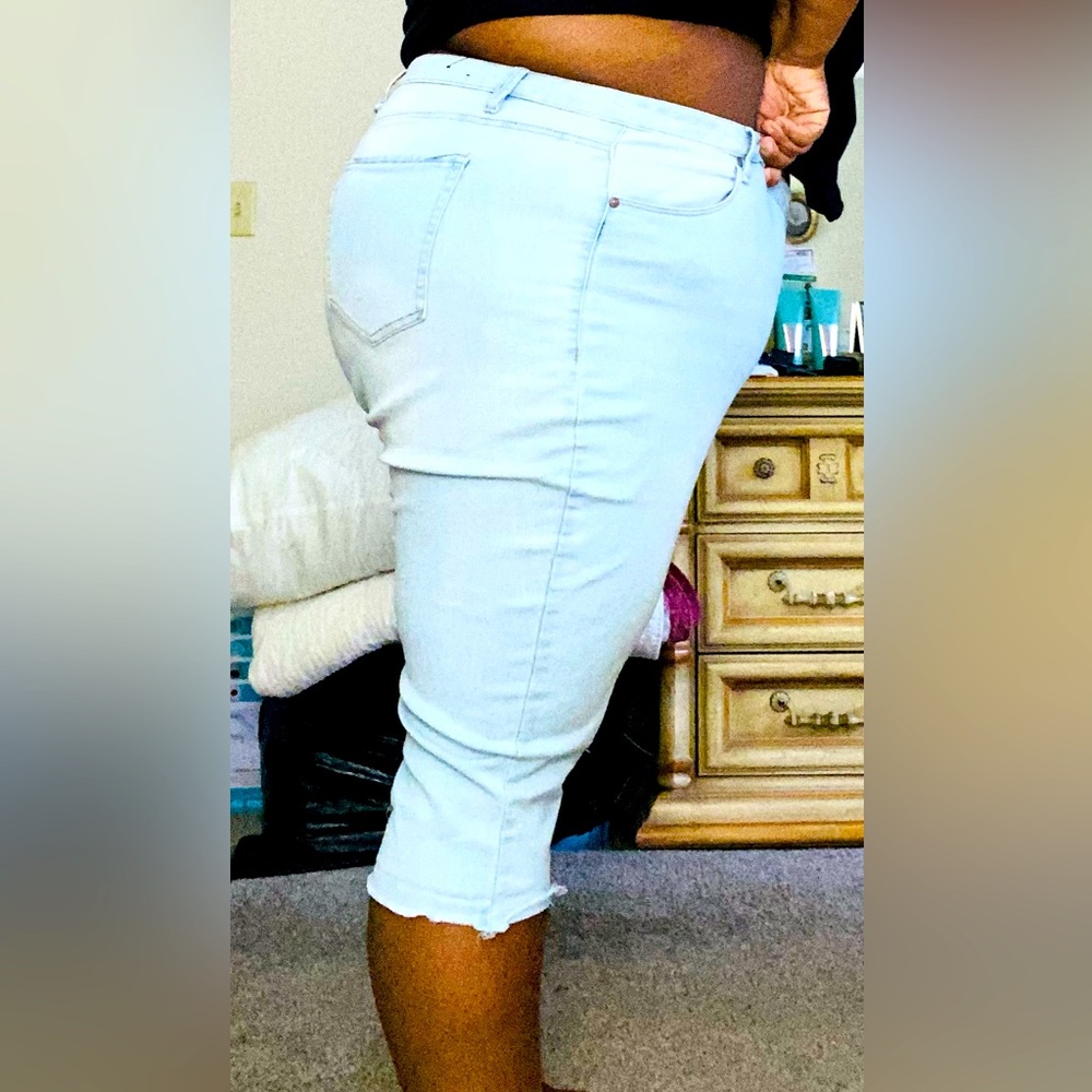 PLUS SIZE Almost Famous Mid-Rise Capris Size 3X/4X